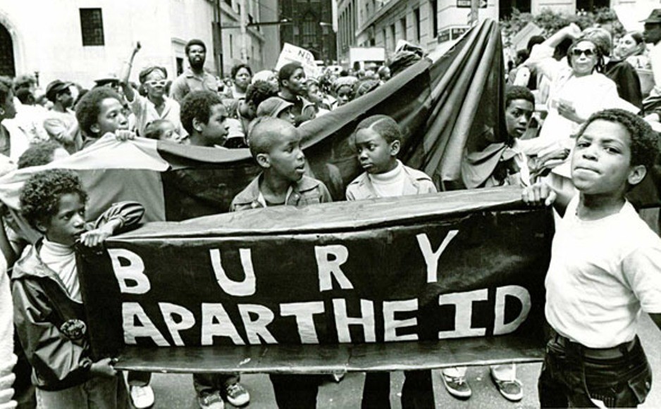 Latar belakang munculnya masalah apartheid adalah
